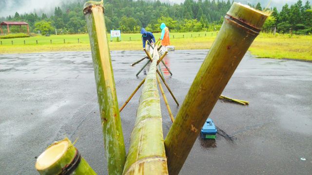 中山公園で流しそうめん準備中(2015)