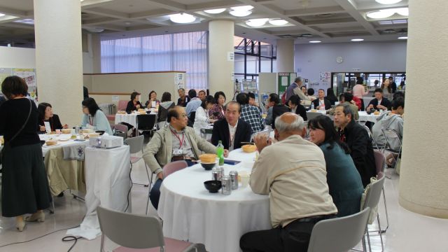 地元の料理で会話もはずむ