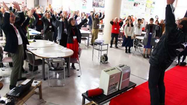 第1部の締めは「万歳三唱」ならぬ「笑いの三笑」で