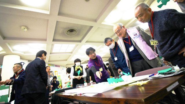 各グループのアイデアに耳をかたむける